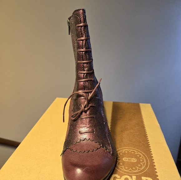 GOLD BUTTON LEATHER HEELED ANKLE BOOT - Picture 9 of 9